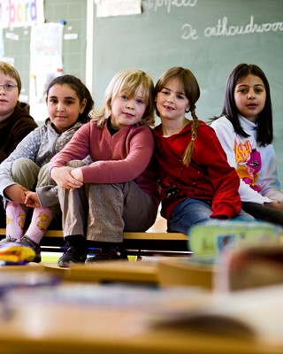 6 kinderen - klas - lachen - lager onderwijs - diversiteit - horizontaal.jpg