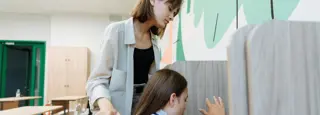 Volwassen Vrouw Die Leerlinge Bijstaat Rh