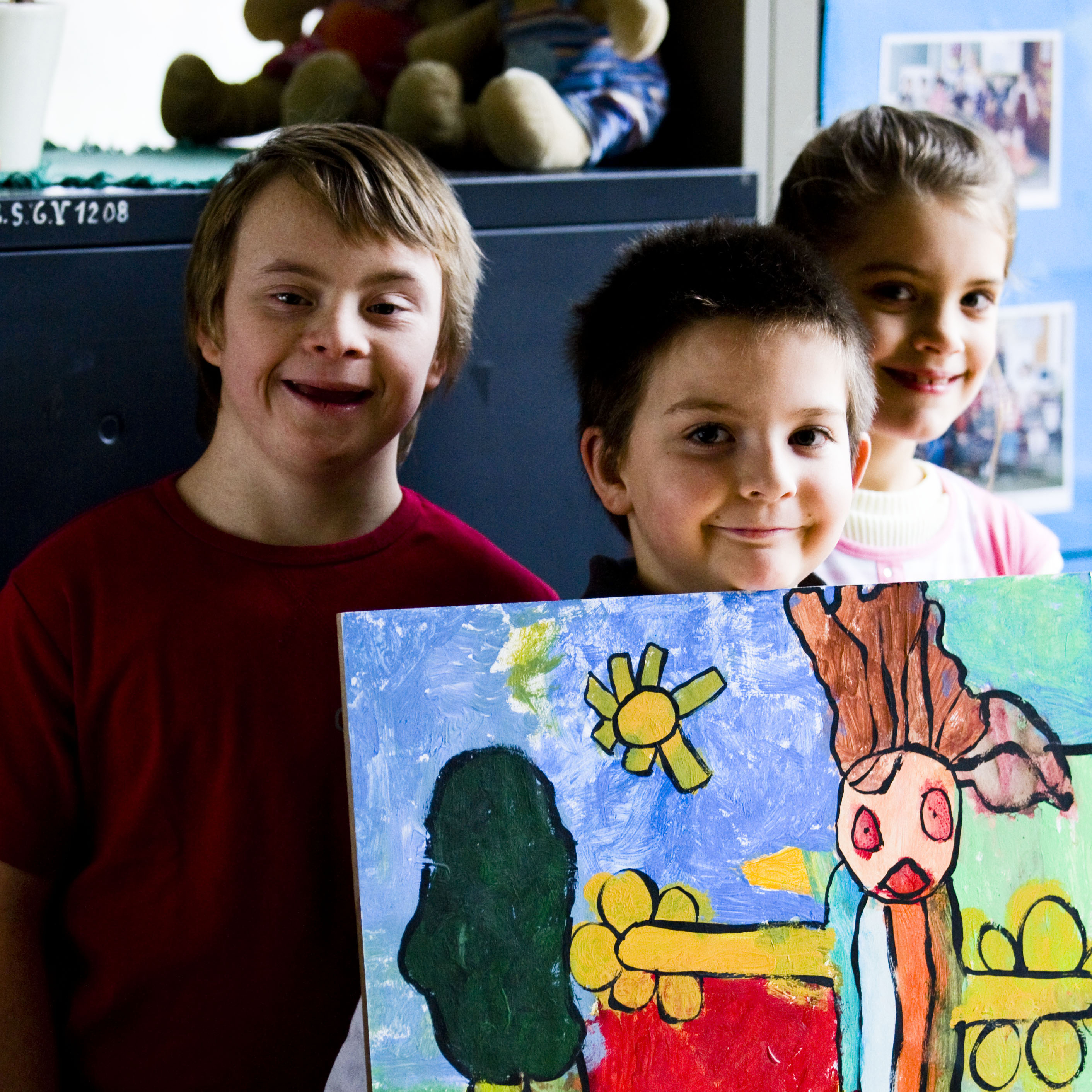 3 kinderen - klas - staan - buitengewoon onderwijs - creatief - verticaal - JD.jpg