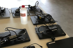 de laptops (met ontstmettingmiddel) staan klaar voor afhaling_2.JPG